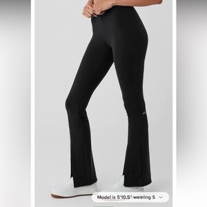 Alo Airbrush High Waist Flutter Pant in Black